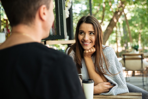 Foto gratuita retrato de una mujer sonriente feliz disfruta bebiendo café