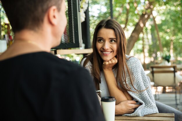 Retrato de una mujer sonriente feliz disfruta bebiendo café