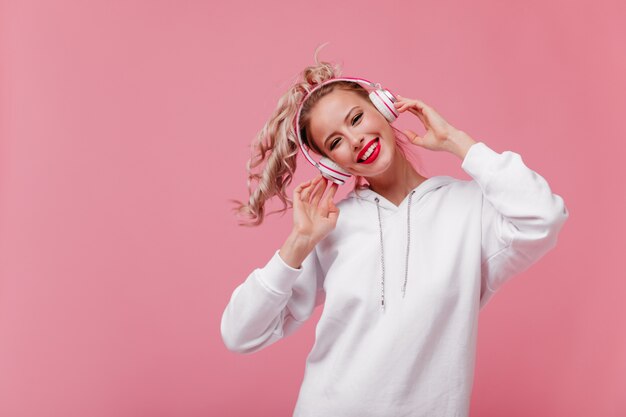 Retrato de mujer sonriente feliz con una piel perfecta y rubor en sus mejillas