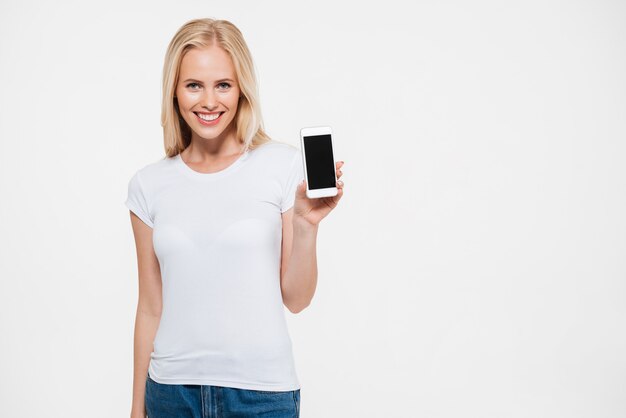 Retrato de una mujer sonriente feliz que presenta