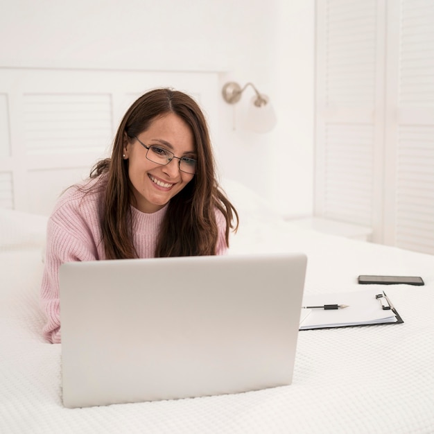 Retrato de mujer sonriente feliz de trabajar en casa