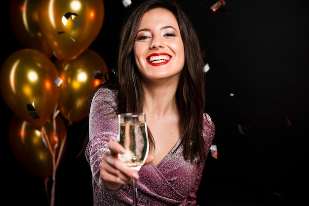 Retrato de mujer sonriente en fiesta de año nuevo