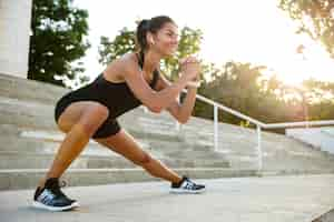 Foto gratuita retrato de una mujer sonriente de fitness en auriculares