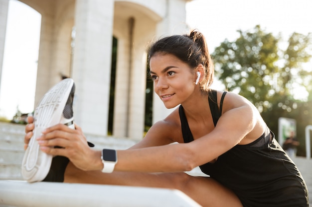 Retrato de una mujer sonriente de fitness