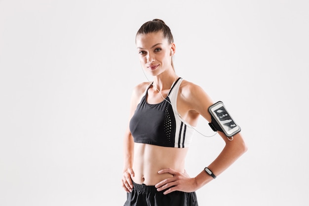 Retrato de una mujer sonriente joven fitness en ropa deportiva