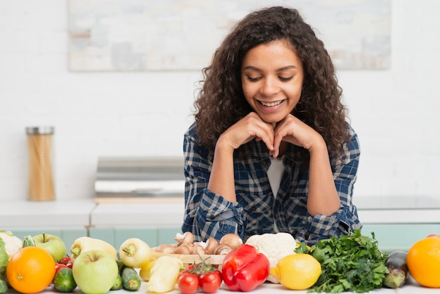 Retrato de mujer sonriente mirando verduras