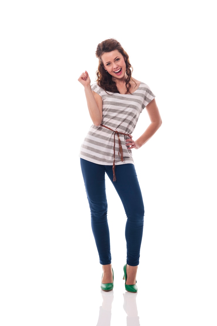 Foto gratuito retrato de mujer sonriente de moda