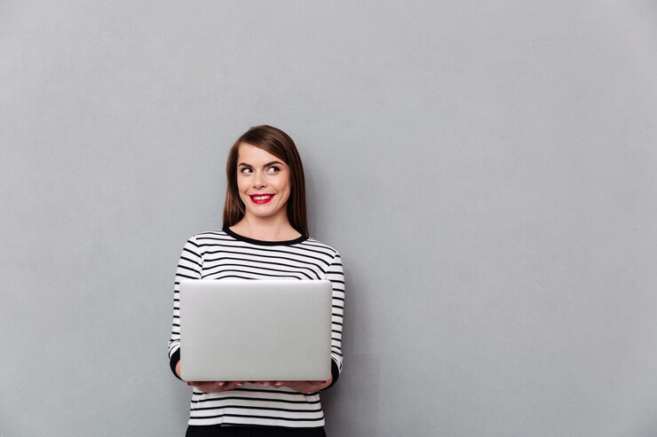 Foto gratuito retrato de una mujer sonriente con ordenador portátil