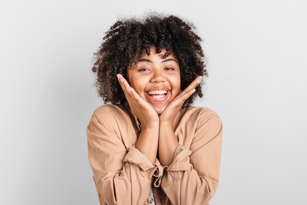 Foto gratuita retrato de mujer sonriente poniendo la mano alrededor de su cara