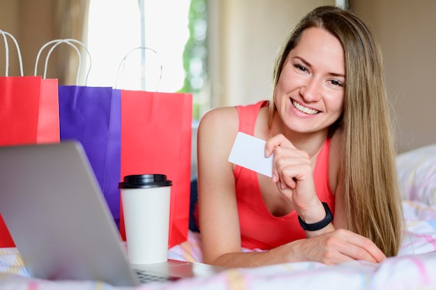 Foto gratuita retrato de mujer sonriente posando con bolsas de compras