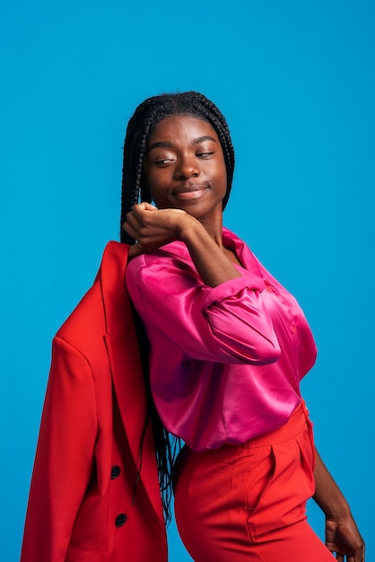 Foto gratuita retrato de mujer sonriente posando en el estudio