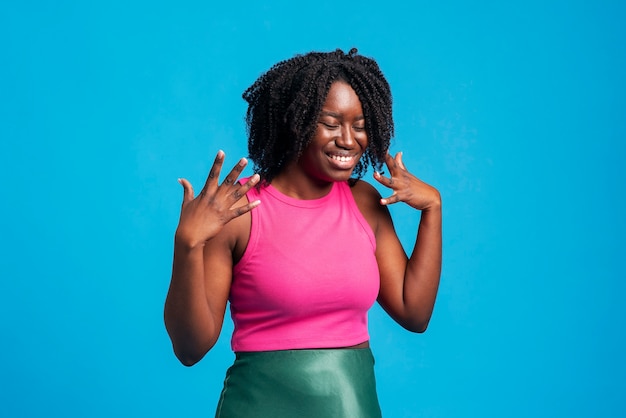 Foto gratuita retrato de mujer sonriente posando en el estudio