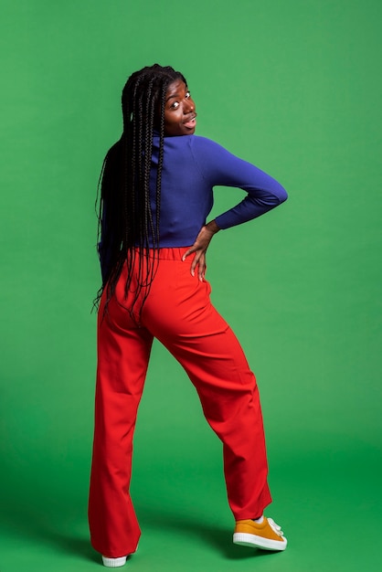 Foto gratuita retrato de mujer sonriente posando en el estudio