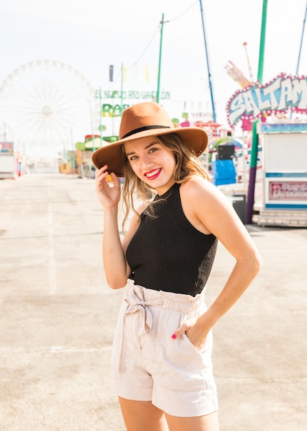 Retrato de mujer sonriente posando en el parque de atracciones