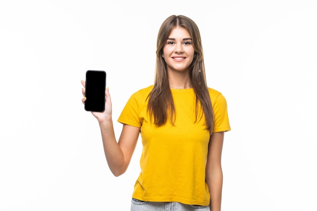 Retrato de una mujer sonriente que muestra la pantalla del teléfono inteligente en blanco sobre un fondo blanco