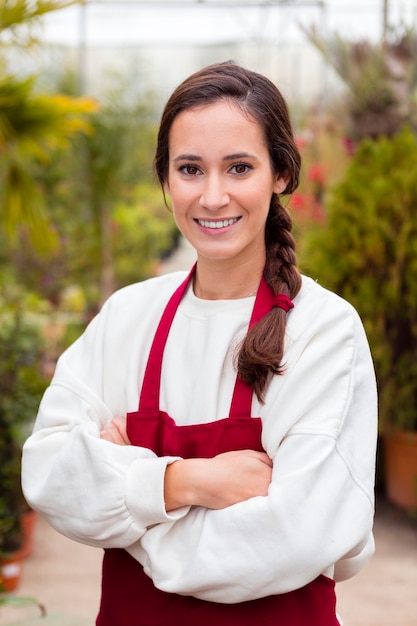 Retrato de mujer sonriente en ropa de jardinería