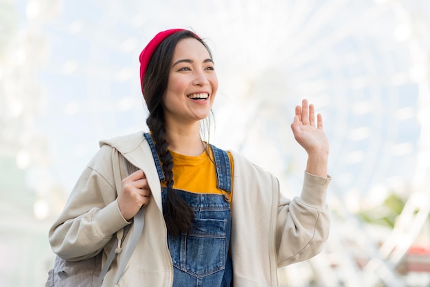 Retrato mujer sonriente saludando