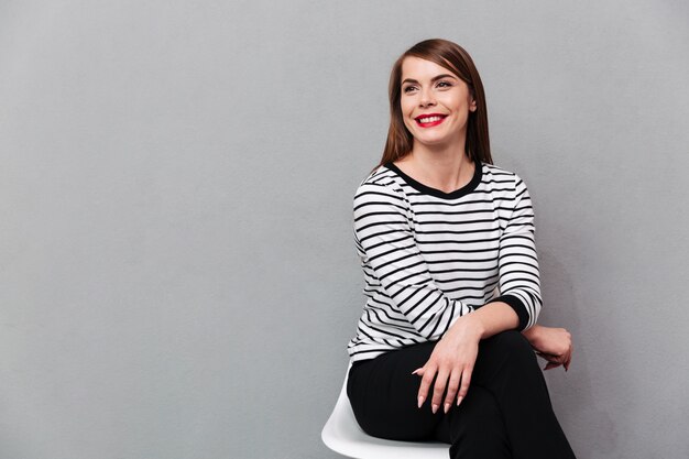 Retrato de una mujer sonriente sentada en la silla