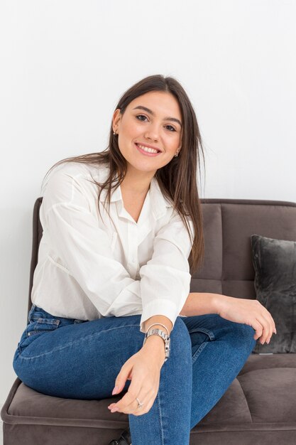 Retrato mujer sonriente en el sofá