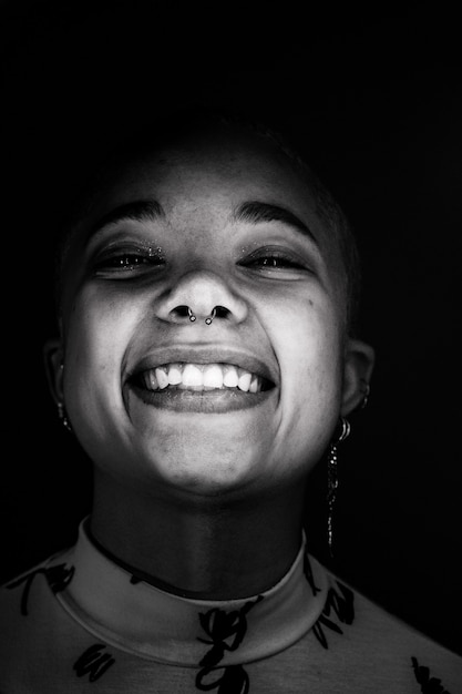 Retrato de mujer sonriente con tabique