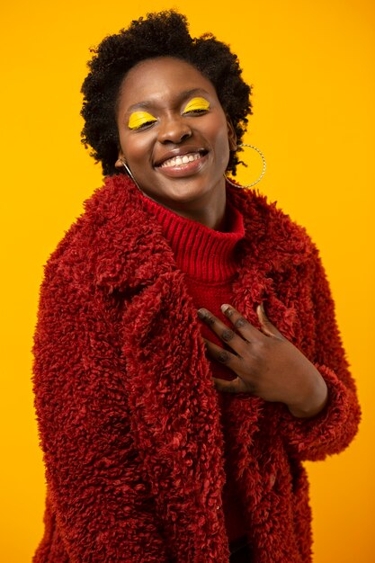 Retrato de mujer sonriente de tiro medio