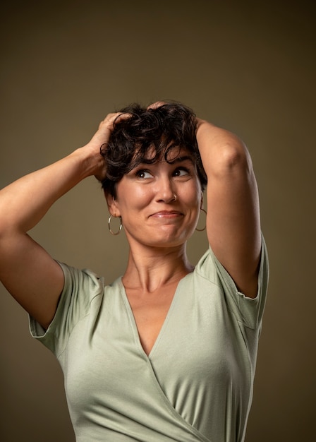 Foto gratuita retrato de mujer sonriente de tiro medio