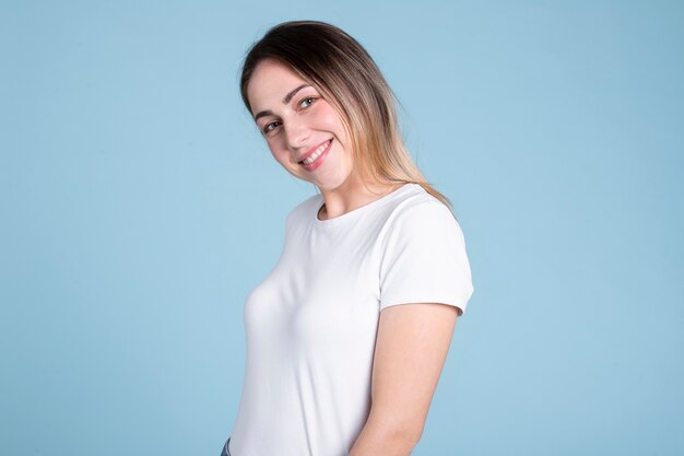 Retrato de mujer sonriente de tiro medio