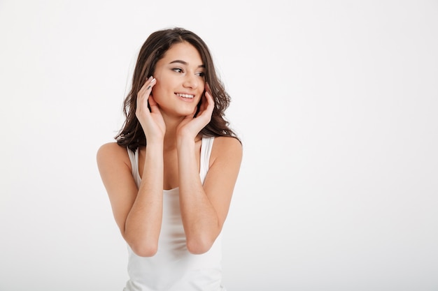 Foto gratuita retrato de una mujer sonriente vestida con una camiseta sin mangas