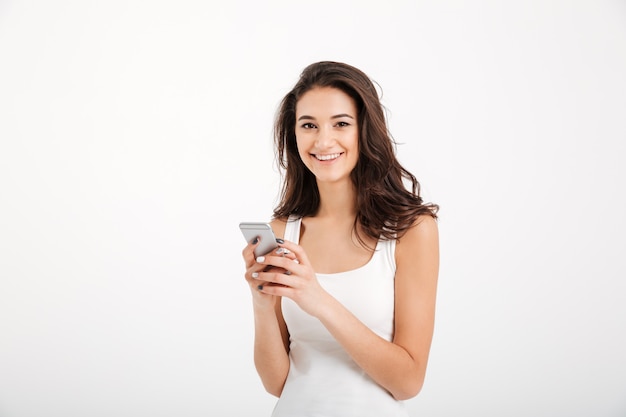 Retrato de una mujer sonriente vestida con una camiseta sin mangas