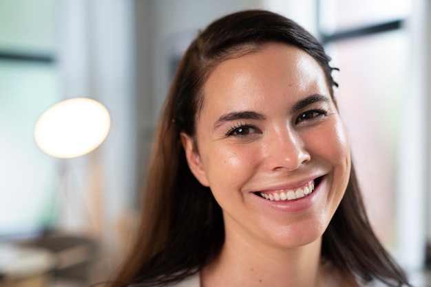 Retrato de mujer sonriente de vista frontal