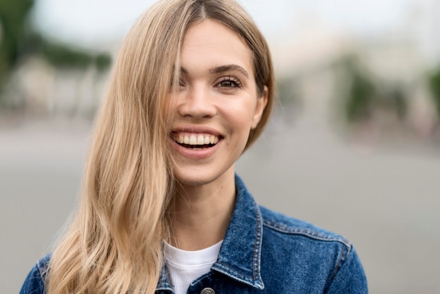 Foto gratuita retrato, de, mujer sonriente