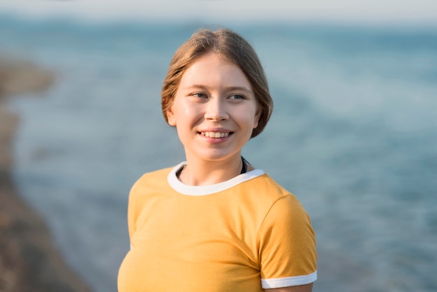 Foto gratuita retrato, de, un, mujer sonriente