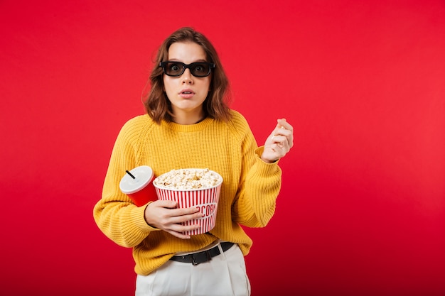 Foto gratuita retrato de una mujer sorprendida en gafas de sol