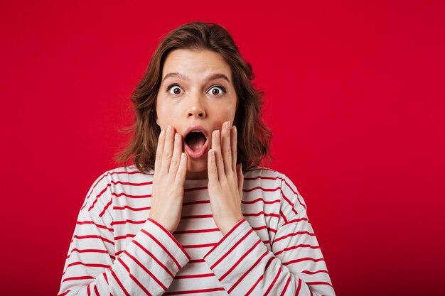 Retrato de una mujer sorprendida mirando a cámara