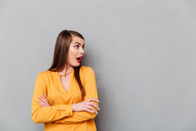 Retrato de una mujer sorprendida mirando a otro lado en el espacio de la copia