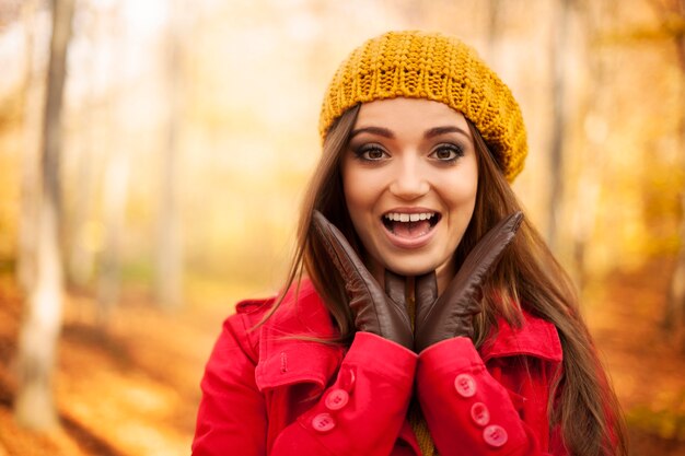 Retrato de mujer sorprendida en ropa de otoño