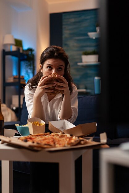 Retrato de mujer sosteniendo delicioso buger comiendo comida de entrega para llevar