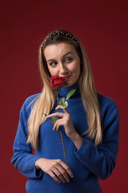 Retrato de una mujer sosteniendo una flor