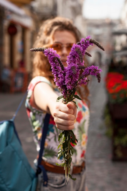 Retrato de mujer sosteniendo flores