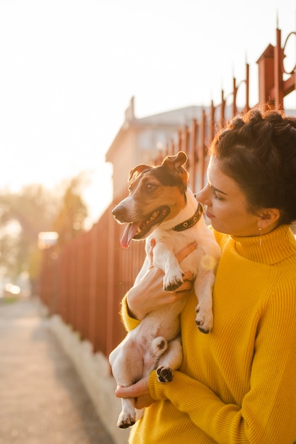 Retrato de mujer sosteniendo su cachorro