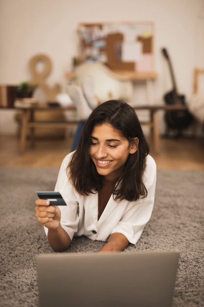 Retrato de una mujer sosteniendo una tarjeta