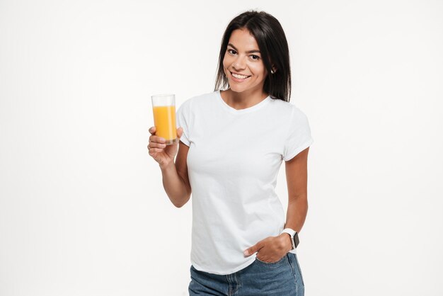 Retrato de una mujer sosteniendo un vaso de jugo de naranja