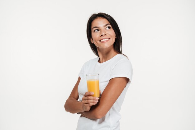 Retrato de una mujer sosteniendo un vaso de jugo de naranja