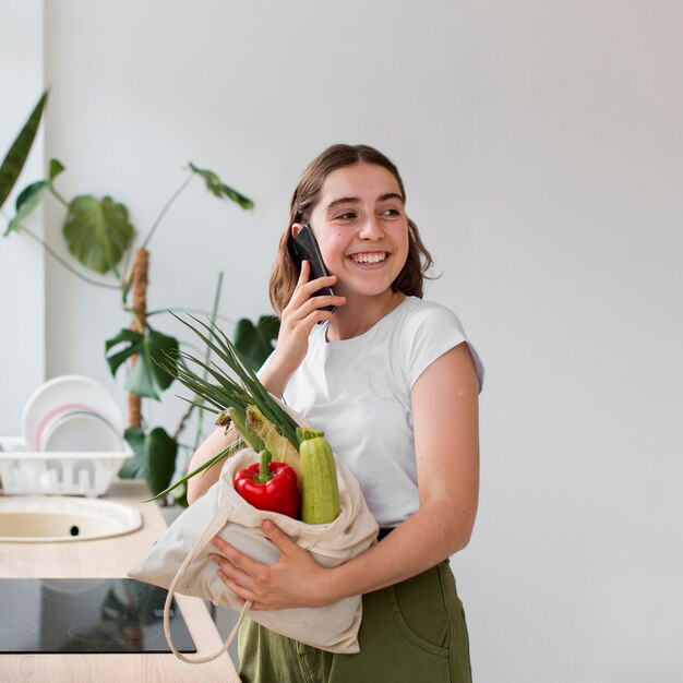 Retrato de mujer sosteniendo vegetales orgánicos