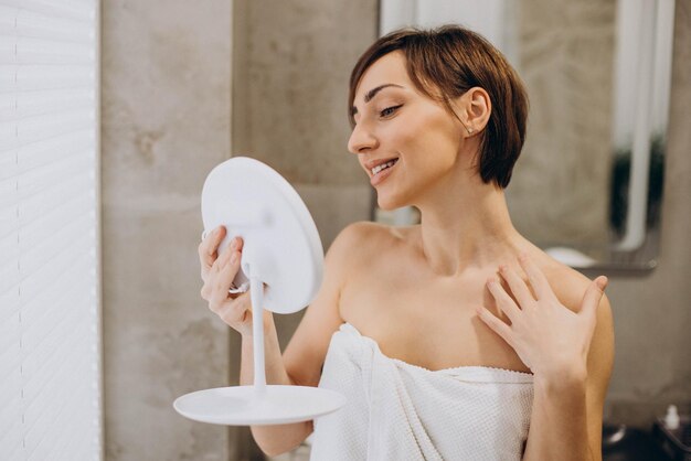 Retrato de mujer en spa mirándose en el espejo