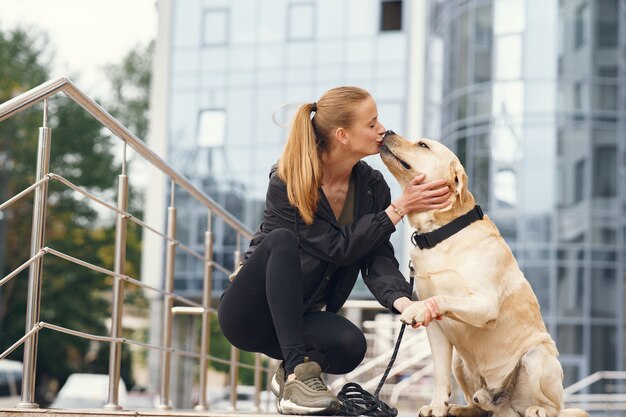 Retrato de una mujer con su hermoso perro