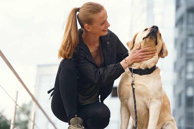 Retrato de una mujer con su hermoso perro