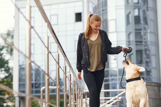 Retrato de una mujer con su hermoso perro