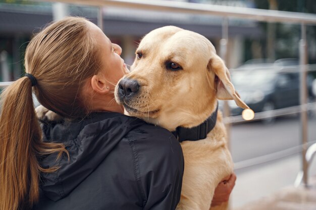 Retrato de una mujer con su hermoso perro