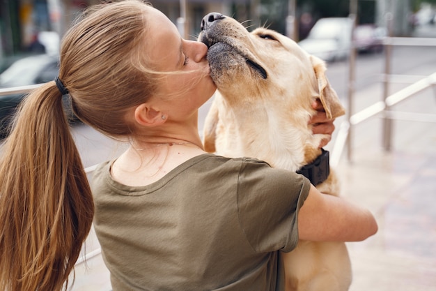 Retrato de una mujer con su hermoso perro